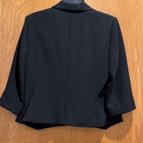 Kasper Women's Elegant Black Suit Jacket - Picture 5 of 5